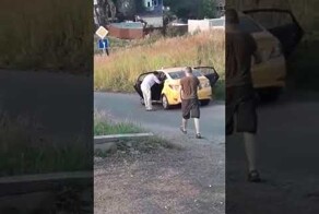 "Таксист не доволен стоимостью заказа" От автора: "Водитель Яндекс такси вчера напал на девушку