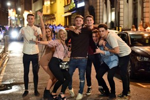 Тысячи британских школьников вышли на ночные улицы, чтобы отпраздновать окончание экзаменов