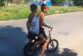 Папа собрал для своих сыновей мопед из детского велосипеда