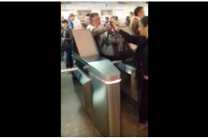 Экономия по-цыгански: как табор через турникеты в метро Санкт-Петербурга проходил