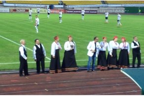 Хор, выступавший в перерыве футбольного матча перед элитными гостями, отказался уходить даже после начала второго тайма