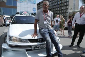 Сами Насери прокатился на копии "Такси" в Ростове