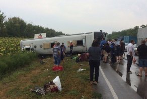 Авария дня. В Ростовской области перевернулся автобус