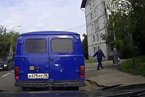 Водитель ударил старушку по лицу