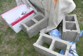 Сразу и не догадаешься, что сделал этот мужчина из обычных шлакоблоков. Гениально!