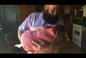 Мужчина выхаживает брошенных и обреченных на смерть детей