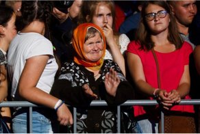Никогда не поздно быть счастливой! Бабушка зажигает на концерте Ottawan в Сыктывкаре