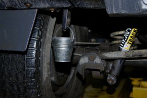 Зачем они вешают сзади это ведерко