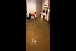 Мужчина ловит рыбу в собственной гостиной после наводнения в Хьюстоне