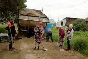 Пенсионерки скинулись на машину гравия и сами починили дорогу