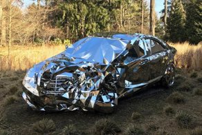 Зеркальная скульптура в виде разбитого Мерседеса