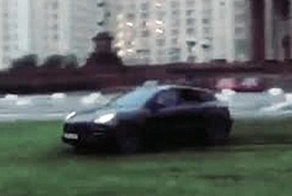Водитель Porsche устроил заезд на газоне перед МГУ