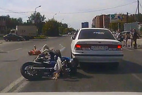 Авария дня. Мотоциклист сбил пешехода в Новосибирске