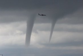 Опасная посадка: самолет приземлился во время смерча в Сочи