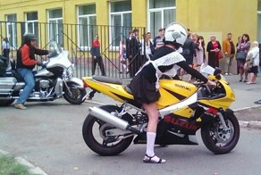 Челябинская школьница приехала на линейку на байке