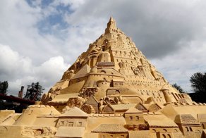 В Германии построили 17-метровый замок из песка, ставший новым рекордсменом