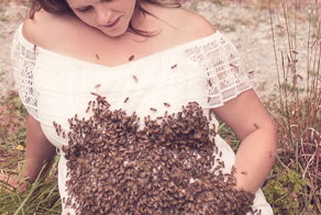 Беременная женщина устроила фотосессию с 20 000 пчел