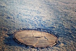 Под Новосибирском дорожную яму заделали пнём
