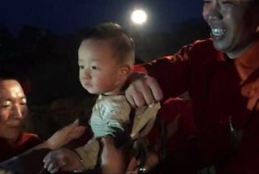 В Китае 10 экскаватаров спасали младенца, провалившегося в 50-метровую скважину