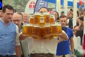 Немецкий официант пронес 29 кружек пива