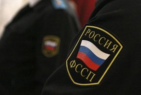 Жителей в Челябинской области приставы выселили в новую квартиру