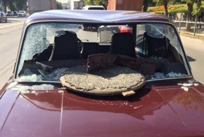 В Новосибирске вылетевший из-под колес КамАЗа люк влетел в легковушку