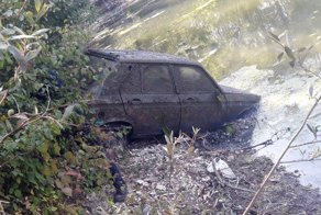 На дне пруда во Франции спустя 38 лет нашли угнанный Peugeot
