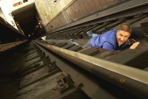 Что делать при падении на рельсы в метро. Инструкция, которая спасет жизни!