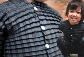 Изобретена одежда, которая растет вместе с ребенком. Экономия родительских денег и нервов!