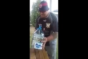 Мужчина выпил семь бутылок пива за несколько секунд