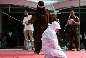 Индонезия сегодня: за прелюбодеяние и азартные игры - палки и кнут