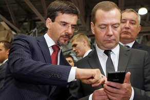 Медведеву подарили российский смартфон Inoi R7: реакция соцсетей