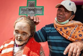 В праздник урожая в Индонезии покойников выкапывают, чтобы повеселились