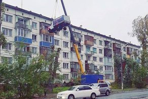 Влюбленный романтик из Бийска поднял "ГАЗель" на пятый этаж