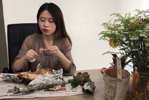 Девушка продемонстрировала, как можно запечь курицу прямо за рабочим столом