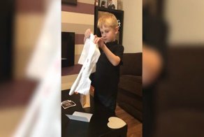 Мальчик узнает, что он скоро станет старшим братом