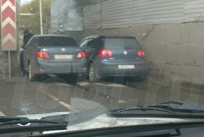 В Челябинске под мостом застряли два автомобиля