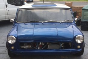 Классический Austin Mini с нестандартным расширенным кузовом