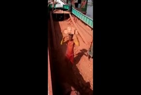 Грузчик носит впечатляющее количество кирпичей  на голове