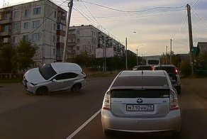 Пьяный юноша сломал бетонный столб