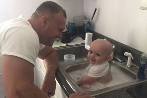 Полицейский увидел больного годовалого ребенка в машине пьяной матери и не смог пройти мимо