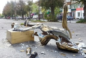 На Урале памятник бросающим детей отцам уничтожили через сутки