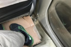 Таксист из Багдада обтянул салон автомобиля защитной пленкой