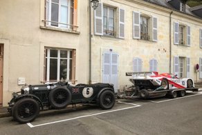 Раритетный Bentley в качестве тягача для гоночного Porsche