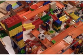 Одна из самых сложных машин Руба Голдберга, построенная из-за проигранного спора