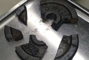 Пожарные с трудом освободили мужское достоинство спортсмена из гантели