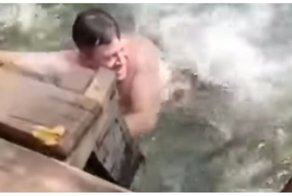 Спасайся, пираньи! Шутники разыграли друга, сказав, что около него плавают пираньи