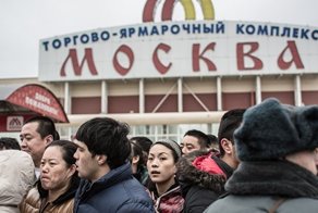 У ТЦ "Москва" предотвратили массовую драку мигрантов, задержаны до 250 человек