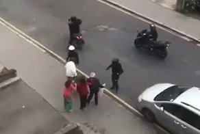 Грабеж средь бела дня: случайное видео ограбления на улице