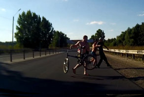 Мужики выкинули с трассы пьяного велосипедиста